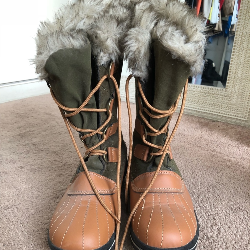 Women’s snow boots size 9